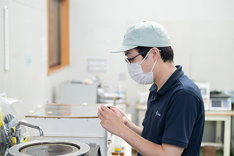 加工時の工程設計や条件設定、不具合時の原因調査が主な仕事